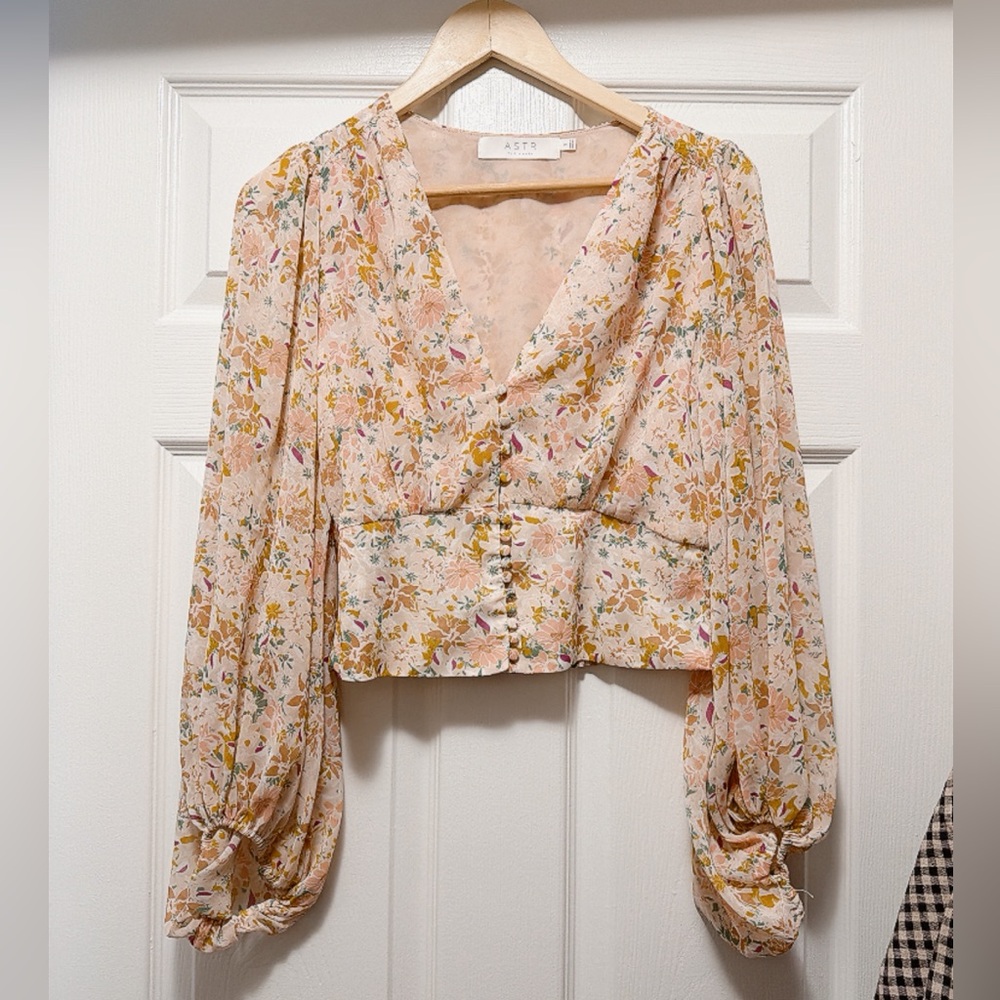 ASTR Pink Floral V-Neck Button-Front Crop Blouse